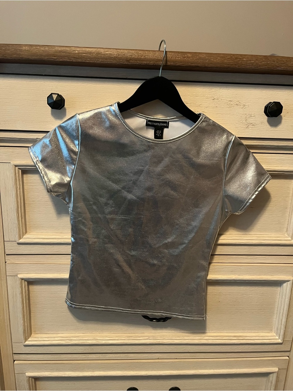 PrettyLittleThing Silver Metallic Cropped Tee